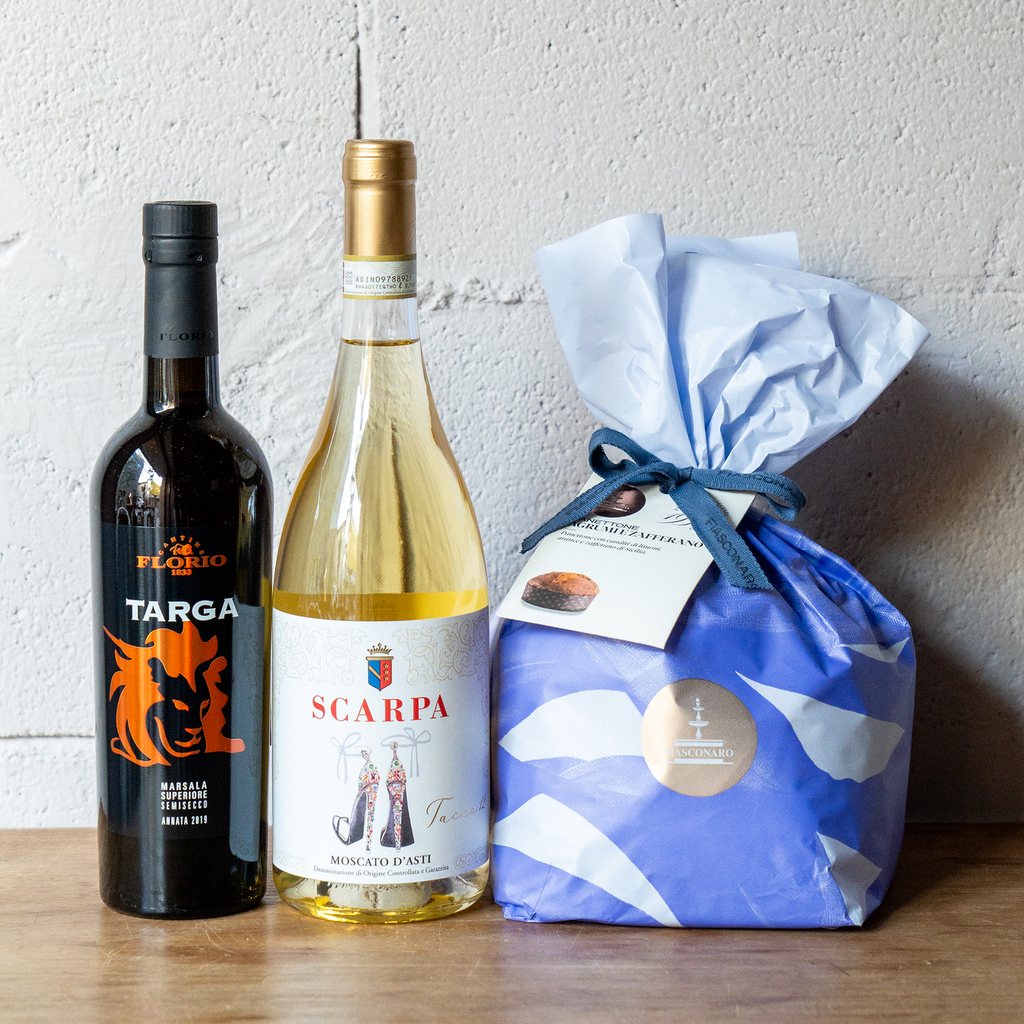 【アルグーミ&サフラン】小倉が愛してやまないシチリアのお菓子屋「フィアスコナーロ」のパネットーネ500gと甘口ワインのセット【パネットーネ+ワイン2種2本】